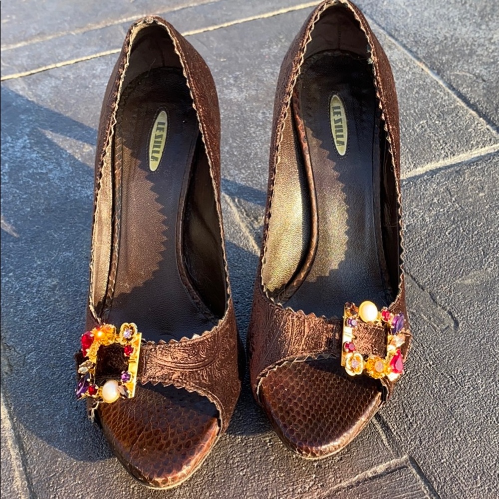 - Le Silla brown velvet brooch heels